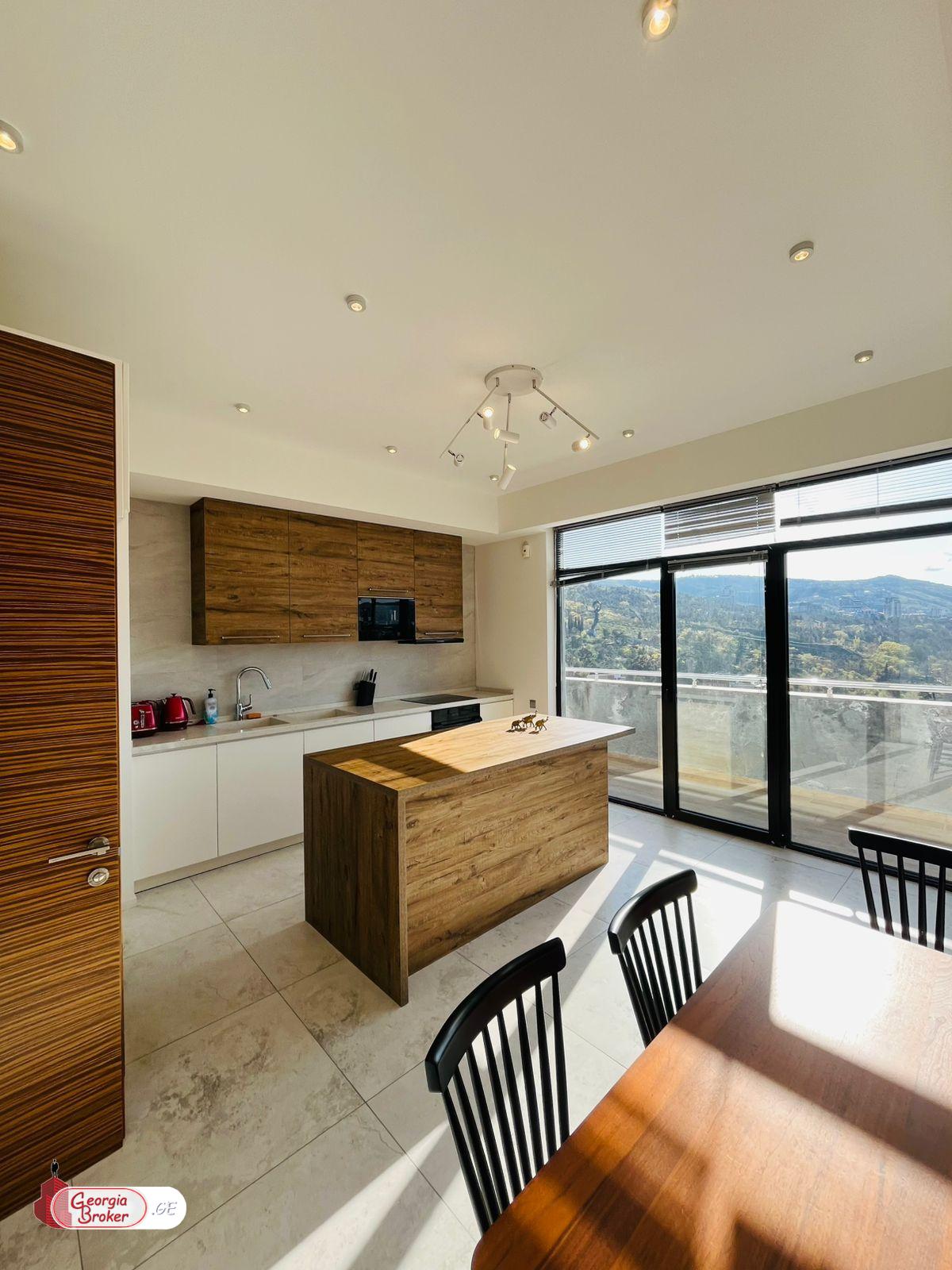 продается квартира с новым ремонтом 6-комнат